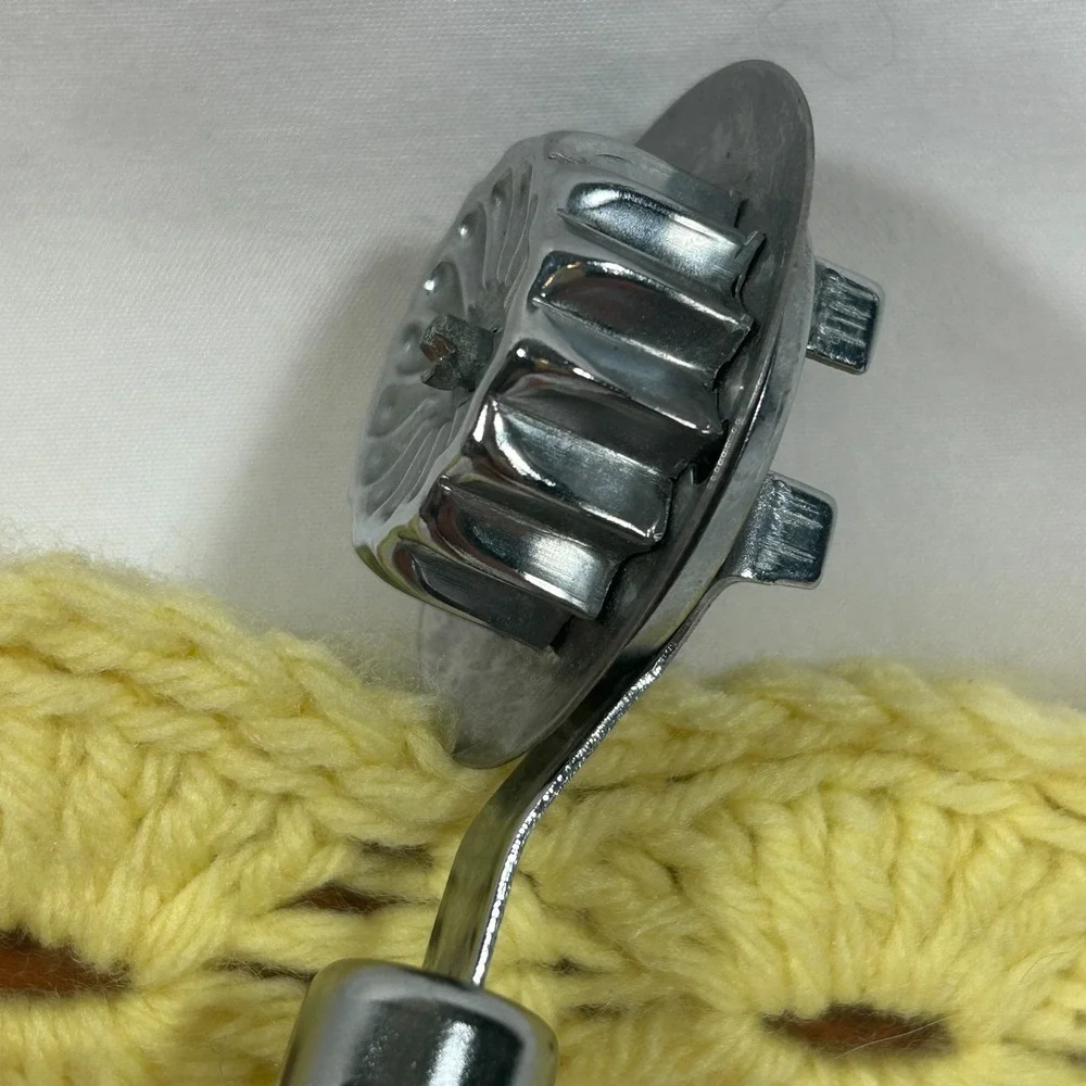 Vintage‎ Pastry Wheel Pie Crimper Crust Pasta Yellow Wood Handle Baking Grandma